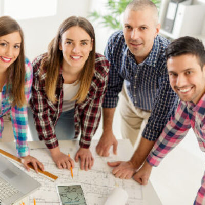 mlodziez patrzy w kamere